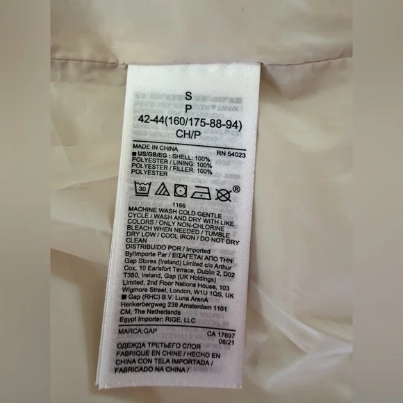 Gap heavyweight puffer vest in an off-white color with detachable oversized hood - Picture 5 of 5